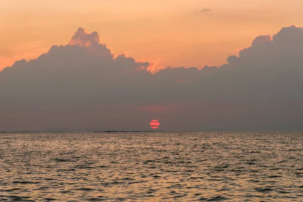 Bellissimo tramonto sul mare. Paesaggio naturale per sfondo — Foto Stock