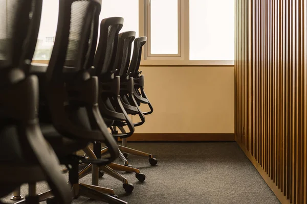 Tafel en stoelen in lege business conferentie kamer interieur. — Stockfoto