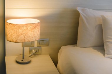 Yatak odasında ki başucu masasında başucu lambasını açın