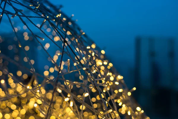 Nahaufnahme von Weihnachten LED warme Lichter mit Bokeh Lichter auf dem Hintergrund, Kopierraum — Stockfoto