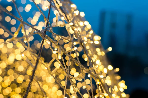 Close-up van kerst LED warme lampjes met bokeh-lampjes op de achtergrond, kopieer ruimte — Stockfoto