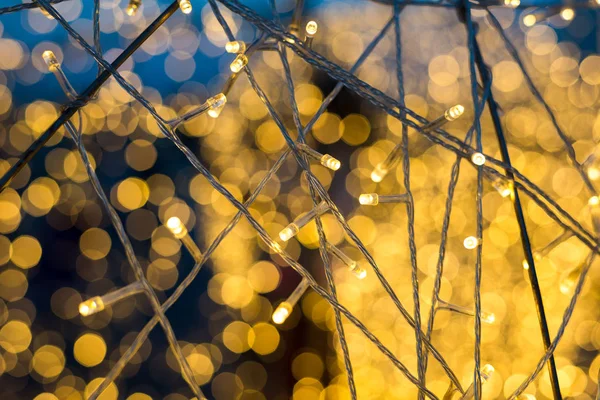 Närbild av jul LED varma lampor med bokeh lampor på bakgrunden, kopiera utrymme — Stockfoto