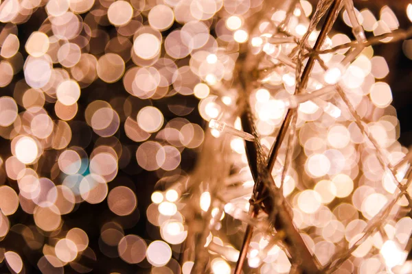 Close-up van kerst LED warme lampjes met bokeh-lampjes op de achtergrond, kopieer ruimte — Stockfoto