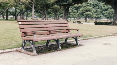 Bahçedeki boş park bankı