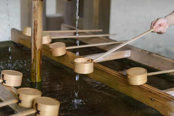Cérémonie de nettoyage, pavillon de lavage à la main avant d'entrer dans la porte du sanctuaire au Japon. religion et culture — Photo