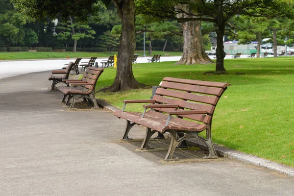 Lege parkbank in de tuin — Stockfoto