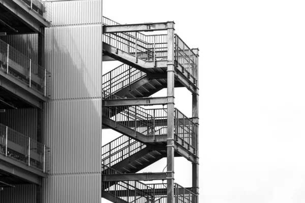 Kopya alanı ile modern binanın yan dışında boş dış metal yangın merdiveni inşaat. siyah beyaz renk — Stok fotoğraf