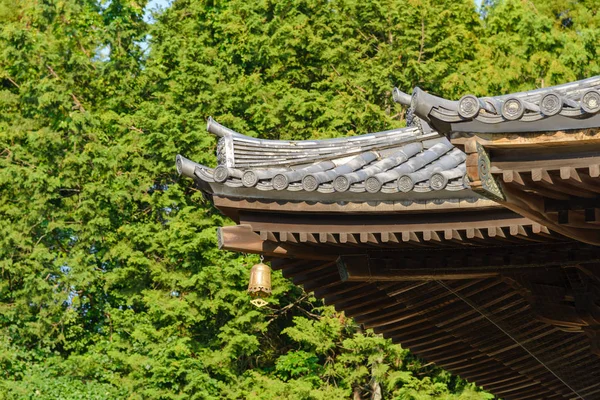 Close up of traditional Japanese temple or shrine roof with ancient bell, Japan. — Stock Photo, Image