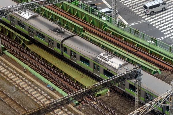Thr 도로 위에 높은 레일에 기차 실행 및 철도 트랙의 상단보기. 도쿄시티, 일본 — 스톡 사진