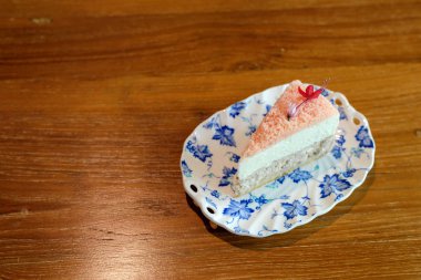 Metin için kopya alanı ile masada klasik plaka ev yapımı Taro kek parça üst görünümü