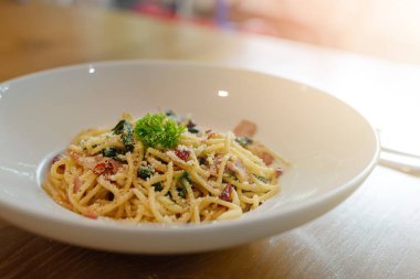 Bacon ile lezzetli baharatlı spagetti, kurutulmuş Chilli, fesleğen ve sarımsak