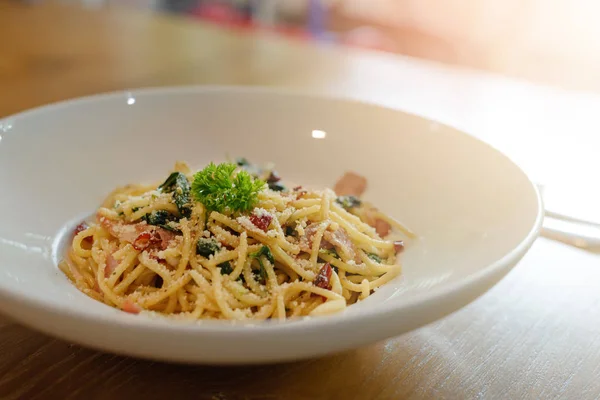 Ízletes fűszeres spagetti szalonnával, szárított chilipaprika, bazsalikommal és fokhagymával — Stock Fotó