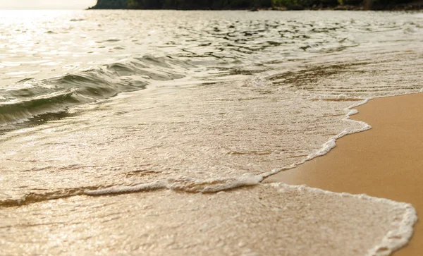 Landschaft tropischer Strandnatur mit Sonnenlicht am Horizont in Thailand. Sommerentspanntes Outdoor-Konzept. — Stockfoto