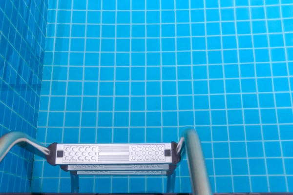 Entrée en échelle métallique de la piscine. Fait d'acier inoxydable — Photo