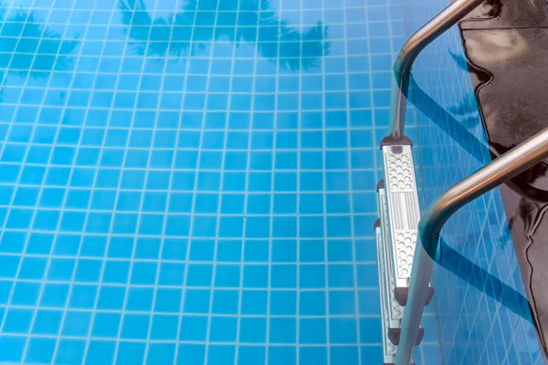 Vstup kovového žebříku do bazénu. Vyrobené z nerezavějící oceli — Stock fotografie