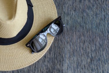 boş alan ile kanepeüzerinde siyah kurdele ve güneş gözlüğü ile hasır şapka, yaz konsepti tatil seyahat