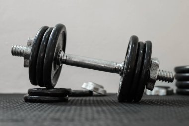Spor salonunda siyah zeminde demir halter ler ya da ağırlıklar. Ağırlık Trai
