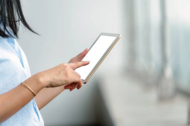 Boş beyaz masaüstü ekran tableti kullanan kadın