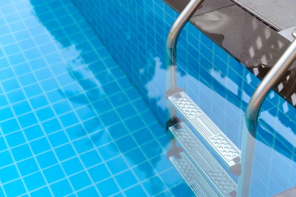 Vstup kovového žebříku do bazénu. Vyrobené z nerezavějící oceli — Stock fotografie