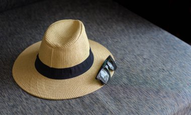 boş alan ile kanepeüzerinde siyah kurdele ve güneş gözlüğü ile hasır şapka, yaz konsepti tatil seyahat