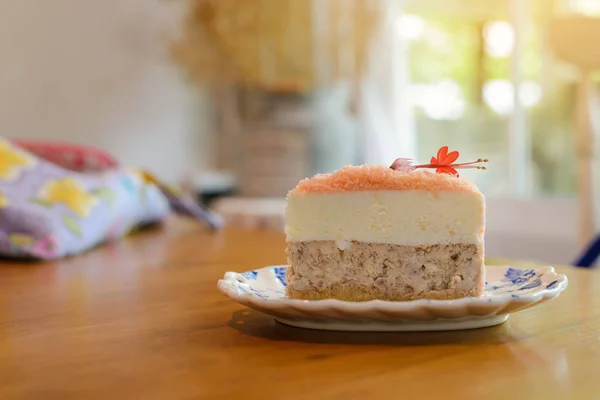 Кусок домашнего пирога Таро в классической тарелке на столе с копировальным местом для текста — стоковое фото