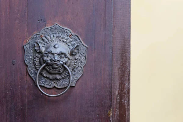 Antique chinese lion handle on wooden door. with copy space — Stock Photo, Image