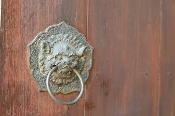 Antique chinese lion handle on wooden door. with copy space — Stock Photo, Image