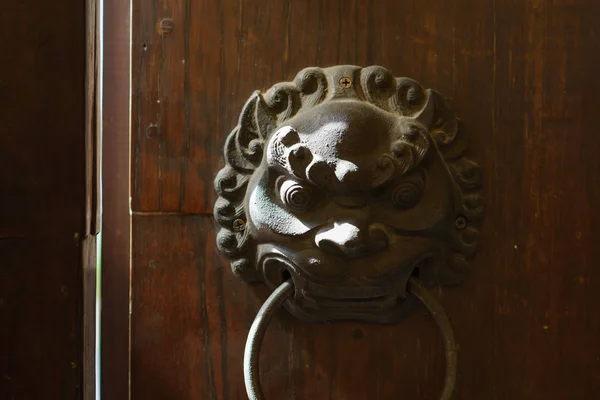 Antique chinese lion handle on wooden door. with copy space — Stock Photo, Image