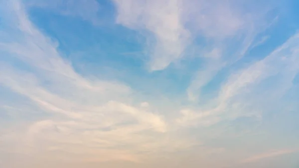 Cielo azul con nubes esponjosas - paisaje nublado — Foto de Stock