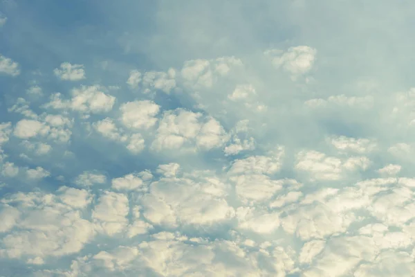 Blauer Himmel mit winzigen Wolken - Wolkenlandschaft — Stockfoto