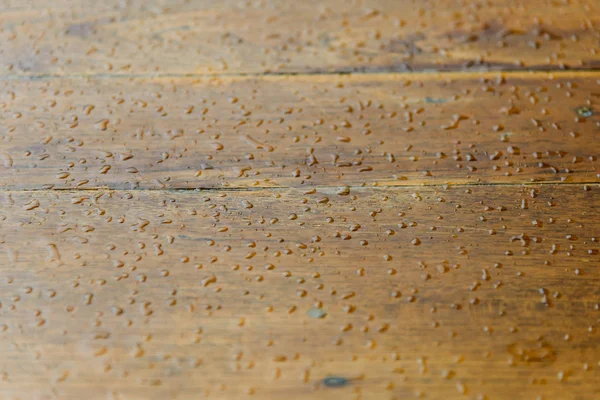 Σταγόνες νερού σε ξύλινη επιφάνεια. σταγόνες βροχής. Φόντο — Φωτογραφία Αρχείου