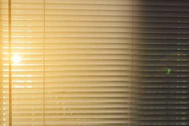 alüminyum venedik güneşışığı bir pencereden gelen güneş ışığı ile. dekorasyon iç