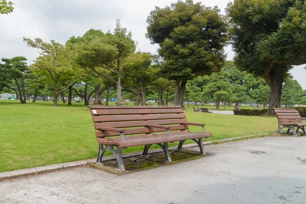 Banco vacío del parque en el jardín — Foto de Stock