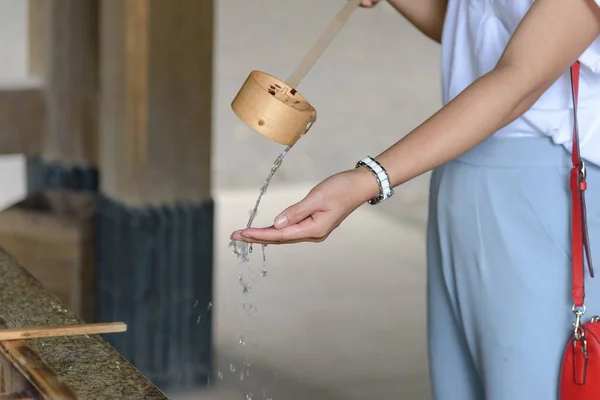 Cérémonie de nettoyage, pavillon de lavage à la main avant d'entrer dans la porte du sanctuaire au Japon. religion et culture — Photo