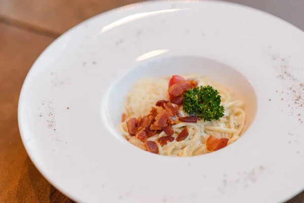 Spagetti Carbonara szalonnával fehér tálcán — Stock Fotó