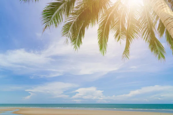 Prachtig strand en tropische zee met palmbomen in Thailand. Zomer ontspannen outdoor concept. — Stockfoto