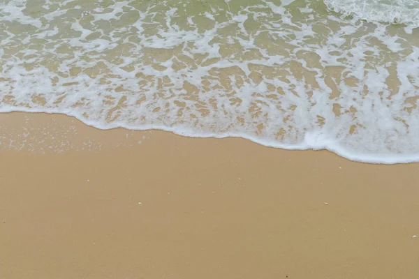 Sanfte Welle am Meer am Sandstrand. Hintergrund — Stockfoto