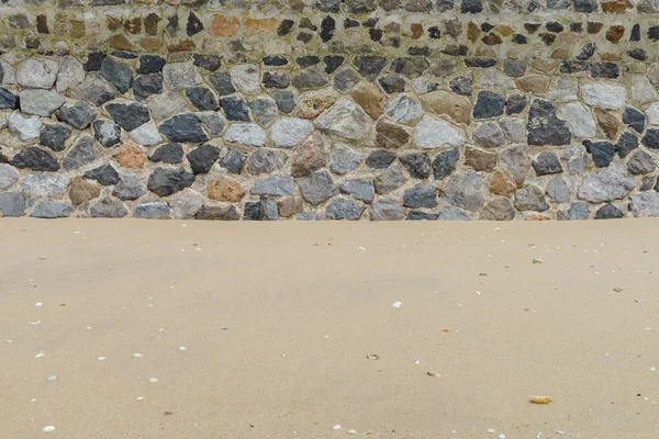 해변에 돌 벽 모래 — 스톡 사진