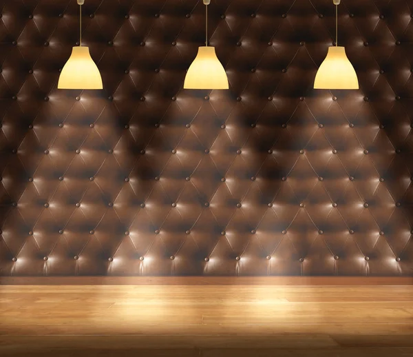 Habitación vacía - pared de tapicería retro con lámpara y suelo laminado. Usuario de fondo —  Fotos de Stock