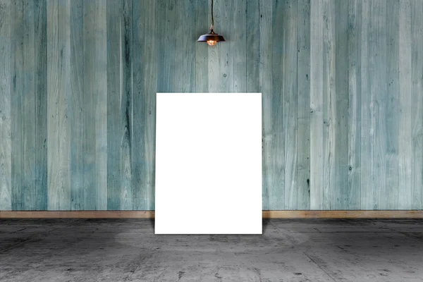 Cartaz em pé sobre piso laminado com lâmpada e parede de madeira. escrever texto em papel para publicidade ou relações públicas — Fotografia de Stock