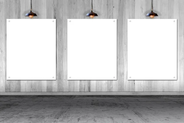 Ξύλινο τοίχο με τρεις λευκές χάρτινες κάρτες. Γράψτε κείμενο σε χαρτί για διαφήμιση ή δημόσιες σχέσεις — Φωτογραφία Αρχείου