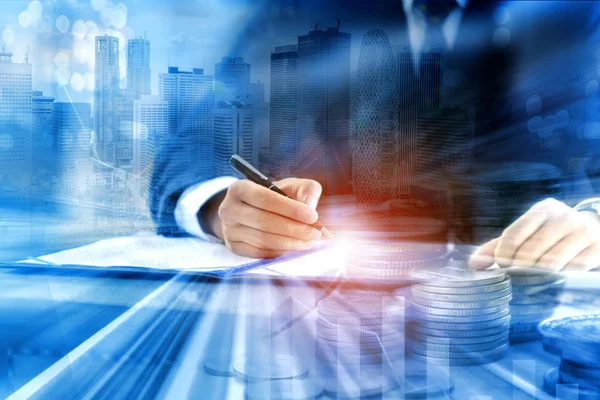 İş adamının sözleşme belgesini imzalaması veya madeni para ve taşınmaz mallarla sözleşme imzalaması - mali ve yatırım kavramı