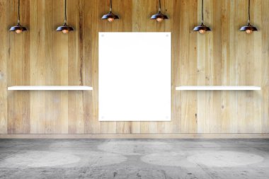 Odada ahşap duvarüzerinde raf ve beyaz kağıt kart, Ürün görüntüleme ve kopyalama alanı için Şablon 