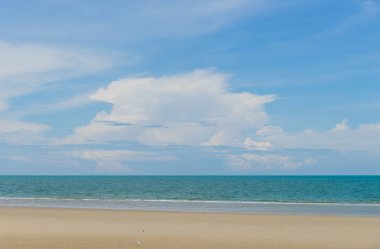 Tayland güzel plaj ve tropikal deniz doğa. Yaz dinlenmek açık konsept.