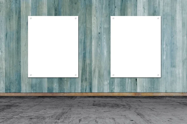 Dřevěná stěna s bílou papírovou kartou. psát text na papír pro reklamu nebo public relations — Stock fotografie