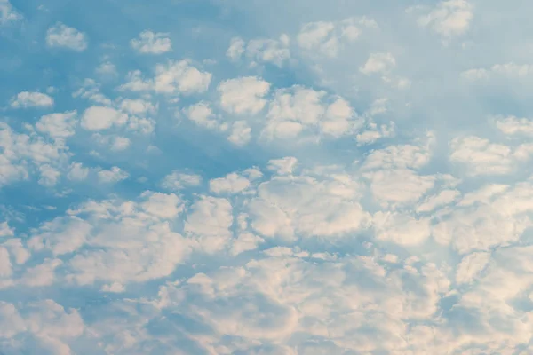 Blauer Himmel mit winzigen Wolken - Wolkenlandschaft — Stockfoto