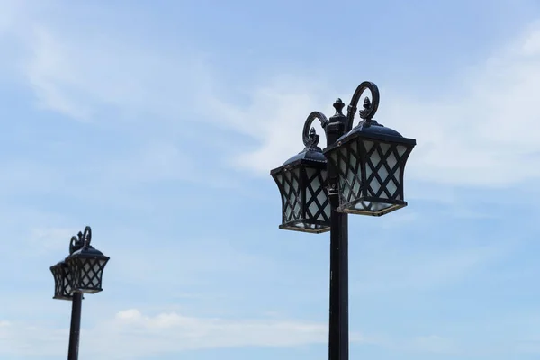 Lámpara poste o farola con cielo azul sobre fondo — Foto de Stock