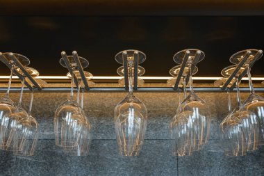 Boş şarap bardakları rafta asılı çubuk