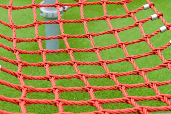 Close-up rode hangmat gemaakt van touw op de speelplaats — Stockfoto