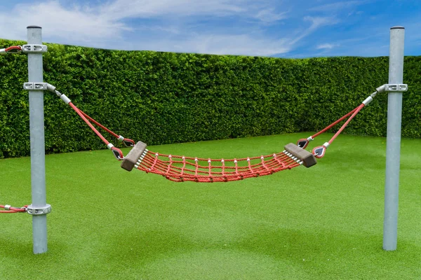 Rote Hängematte aus Seil auf dem Spielplatz — Stockfoto